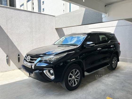 TOYOTA HILUX SW4 2.8 SRX 4X4 7 LUGARES 16V TURBO INTERCOOLER DIESEL 4P AUTOMÁTICO